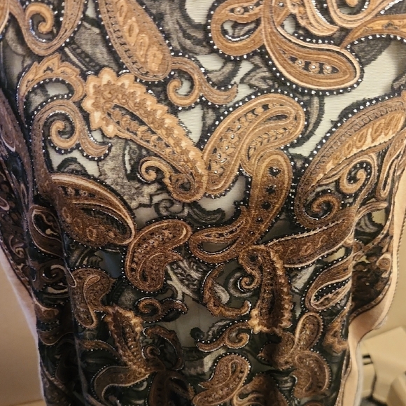 Elegant Black and Gold Paisley Scarf - Picture 7 of 8